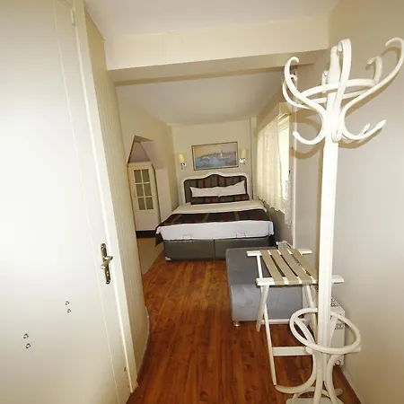 Aparthotel Away 3*